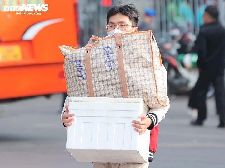 Ngày cuối nghỉ Tết Dương lịch, người dân lỉnh kỉnh bê quà quê trở lại Hà Nội - 5