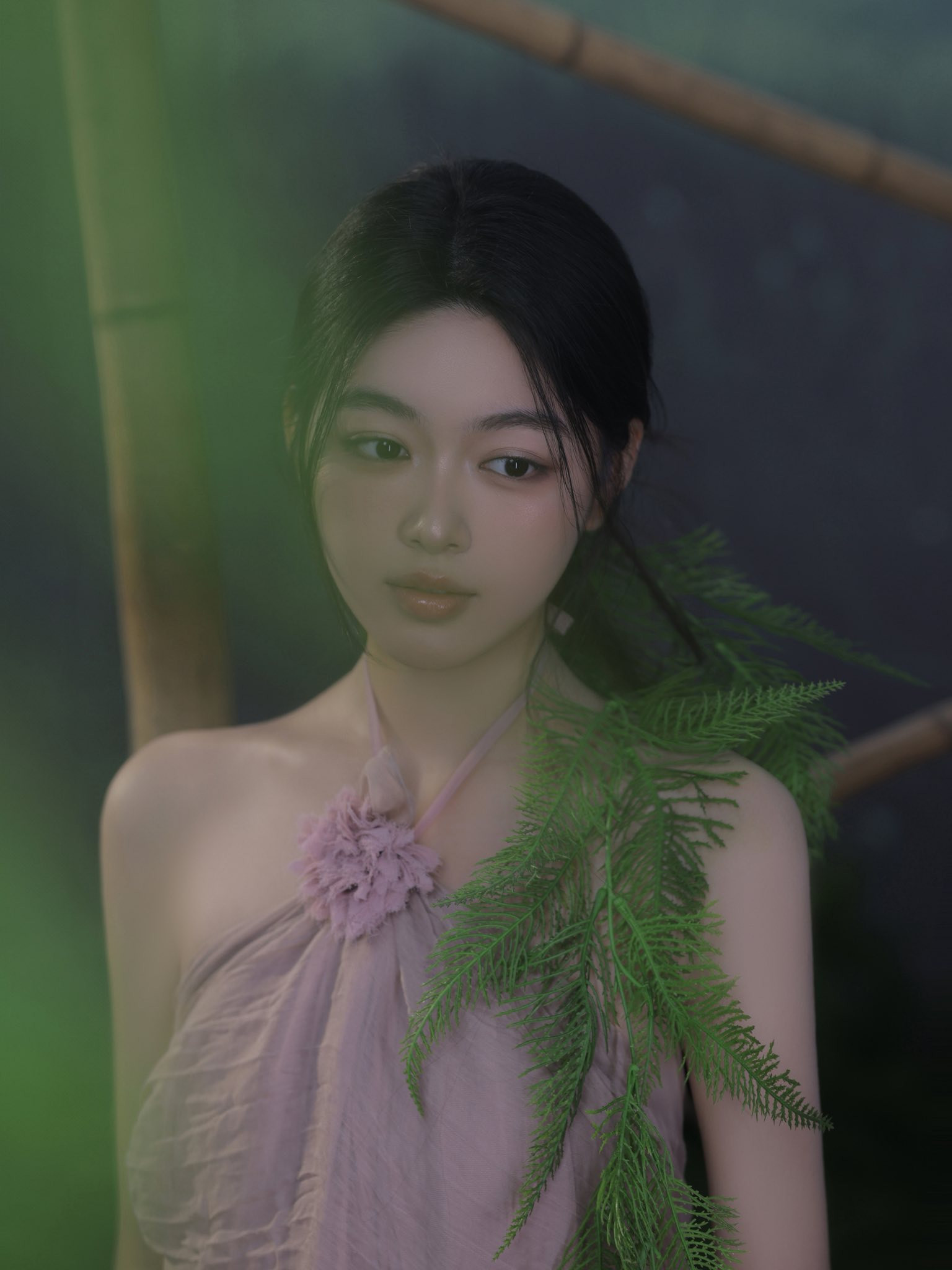 Lọ Lem - con gái MC Quyền Linh gây thương nhớ với áo yếm cách điệu - Ảnh 3.