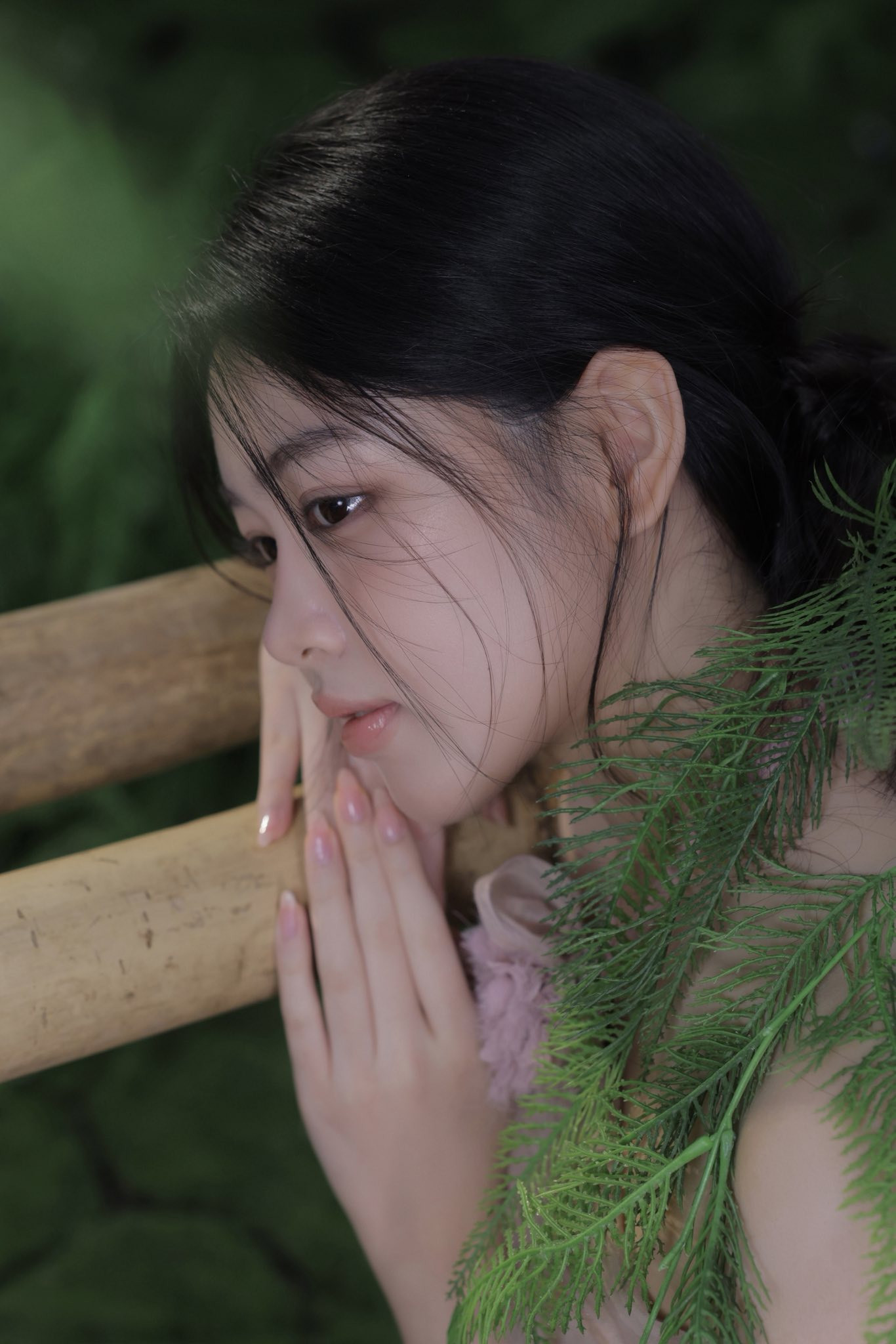 Lọ Lem - con gái MC Quyền Linh gây thương nhớ với áo yếm cách điệu - Ảnh 2.