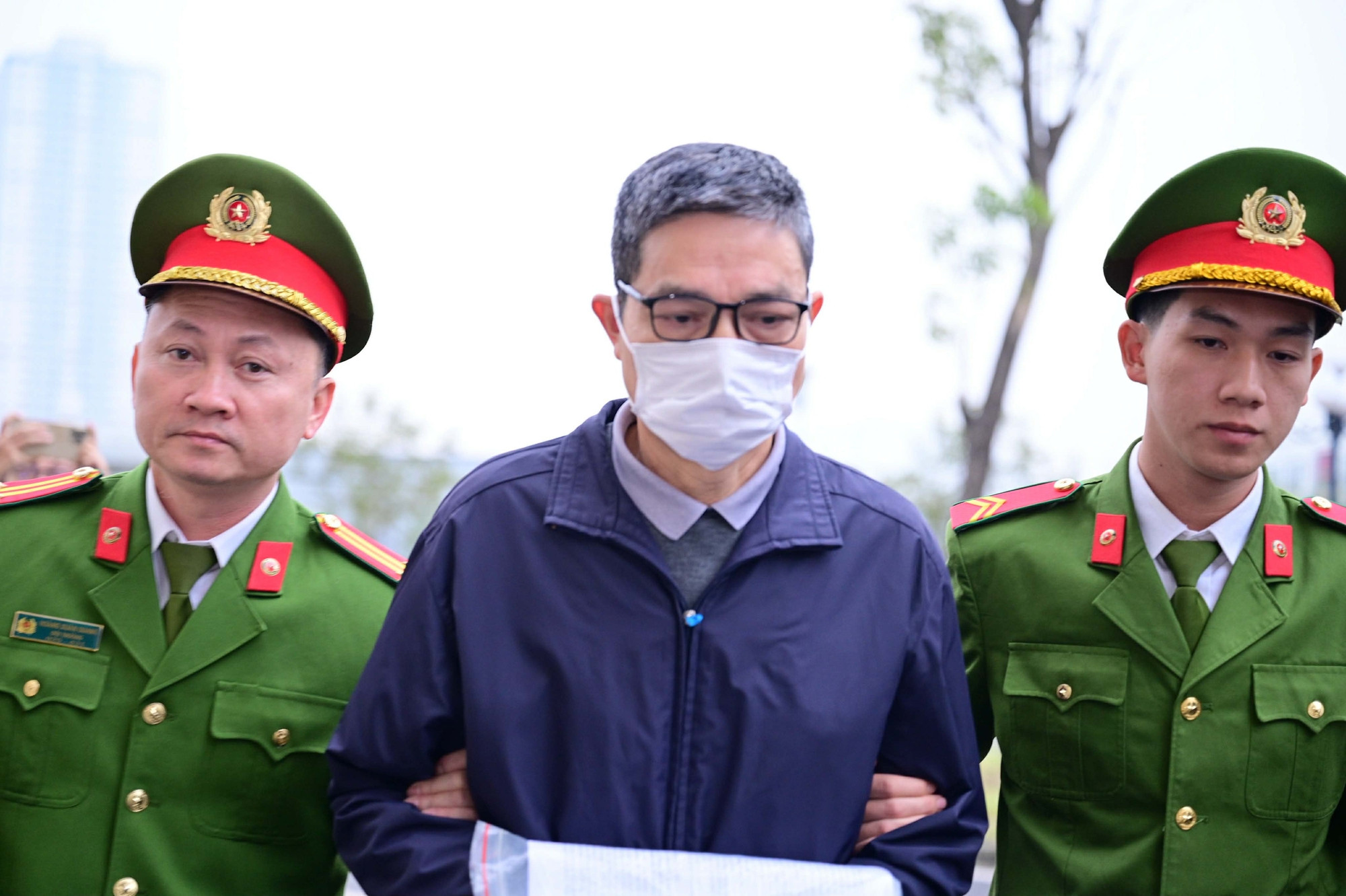 Hai cựu Cục trưởng Cục An toàn thực phẩm Nguyễn Thanh Phong, Trần Việt Nga cùng hầu tòa - Ảnh 1.