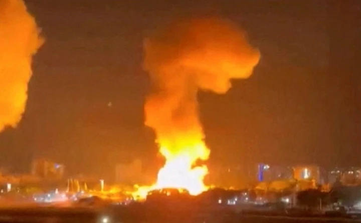 Cột khói bốc lên sau đòn tập kích của Mỹ vào Venezuela. (Ảnh: Reuters)