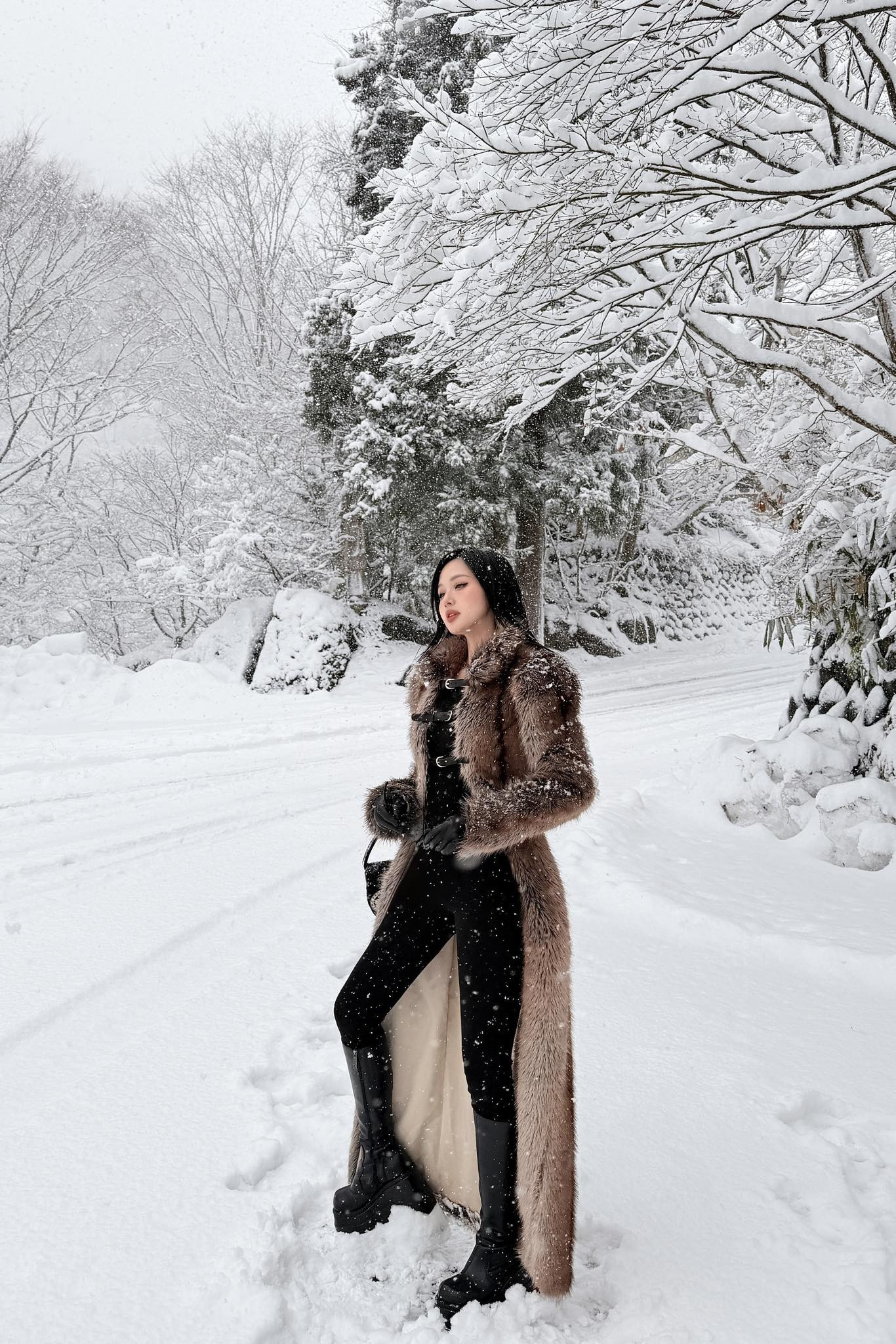 'Soi' thời trang của sao Việt du lịch năm mới: Áo lông, áo phao là 'chân ái' - Ảnh 2.