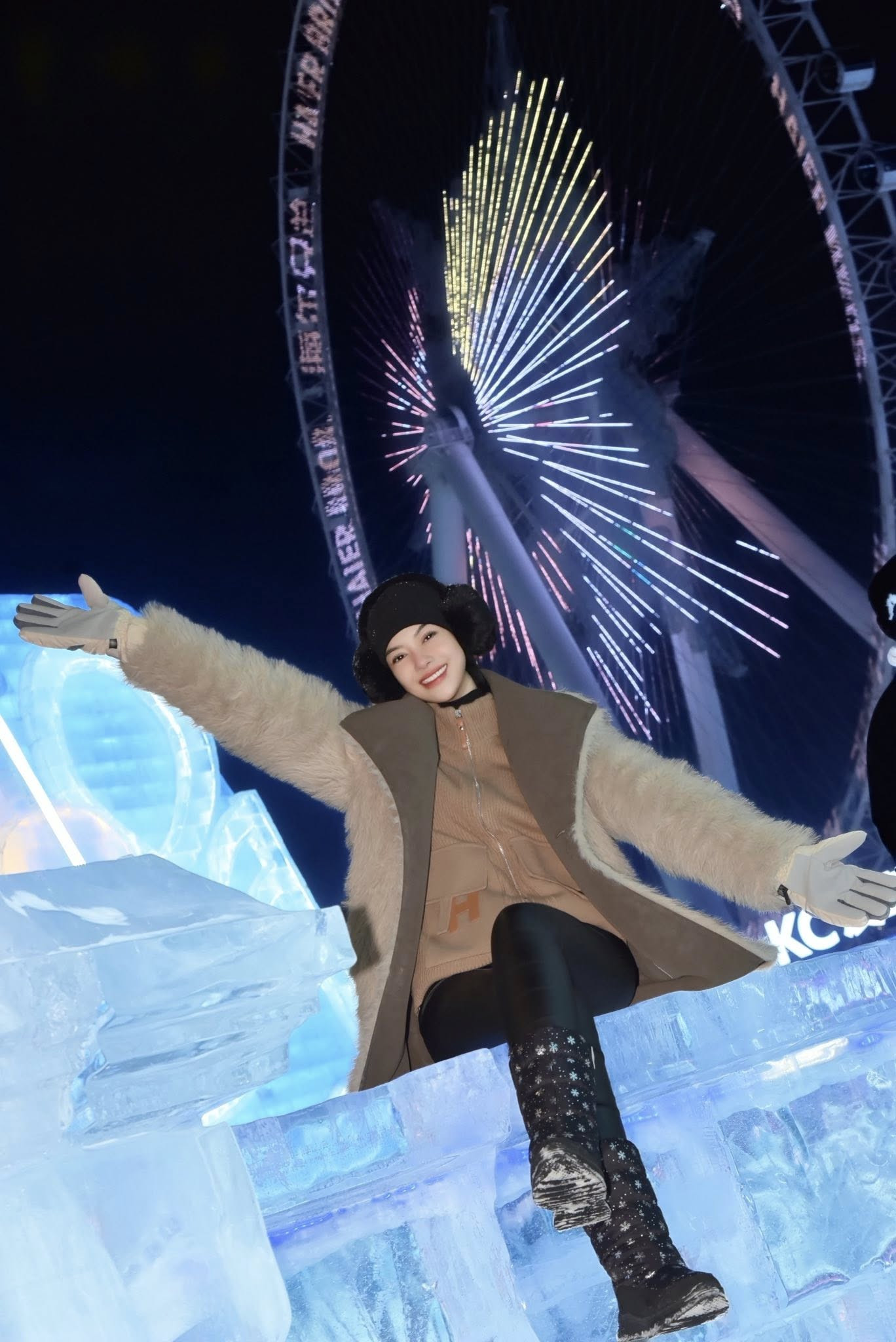 'Soi' thời trang của sao Việt du lịch năm mới: Áo lông, áo phao là 'chân ái' - Ảnh 9.