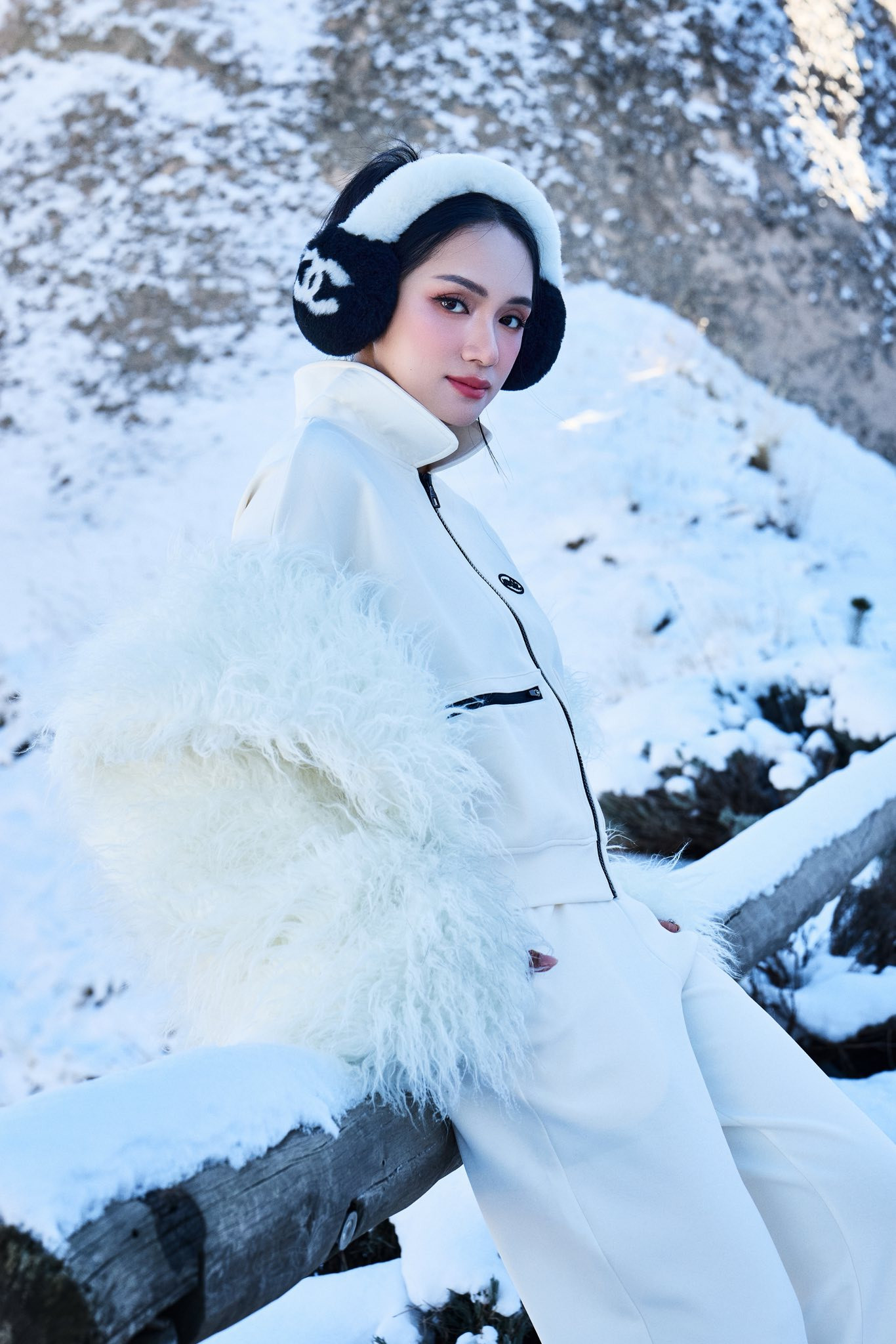 'Soi' thời trang của sao Việt du lịch năm mới: Áo lông, áo phao là 'chân ái' - Ảnh 7.