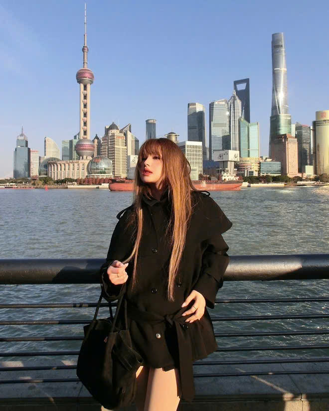 'Soi' thời trang của sao Việt du lịch năm mới: Áo lông, áo phao là 'chân ái' - Ảnh 18.