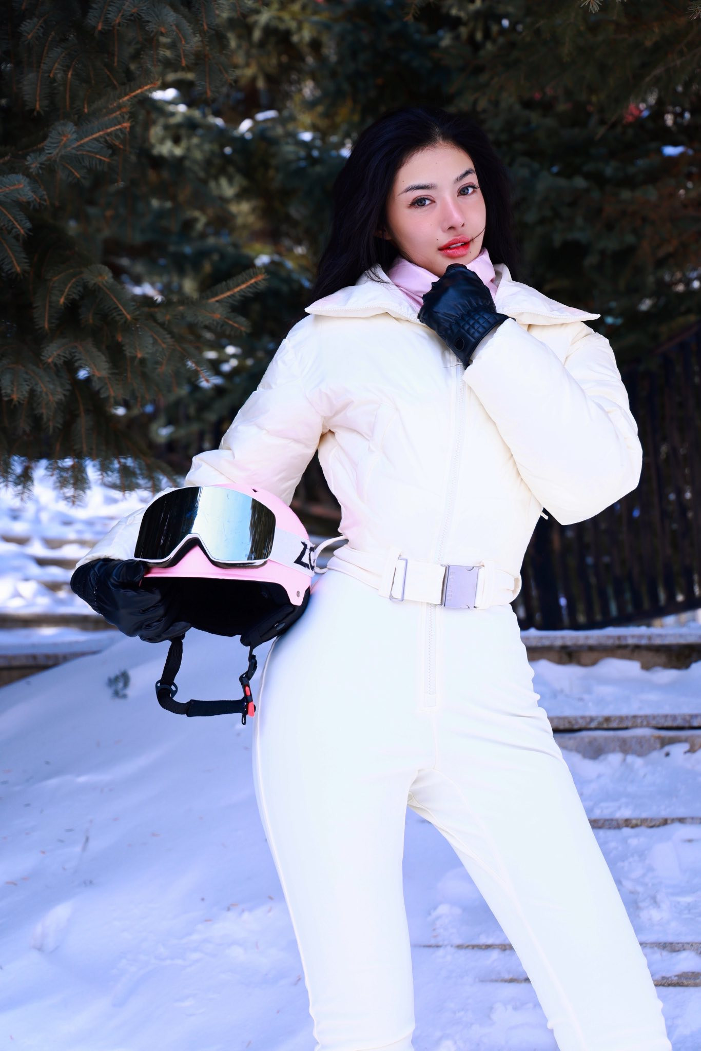 'Soi' thời trang của sao Việt du lịch năm mới: Áo lông, áo phao là 'chân ái' - Ảnh 12.