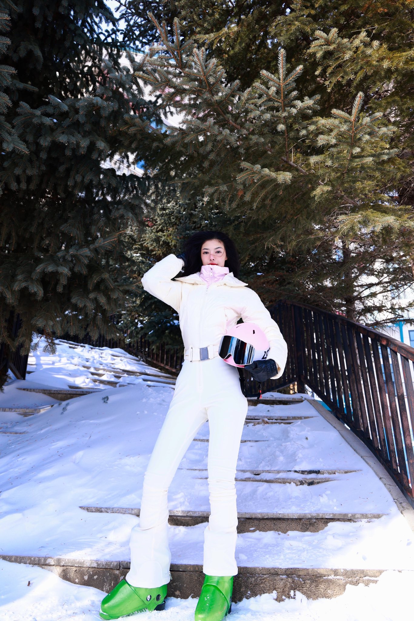 'Soi' thời trang của sao Việt du lịch năm mới: Áo lông, áo phao là 'chân ái' - Ảnh 13.