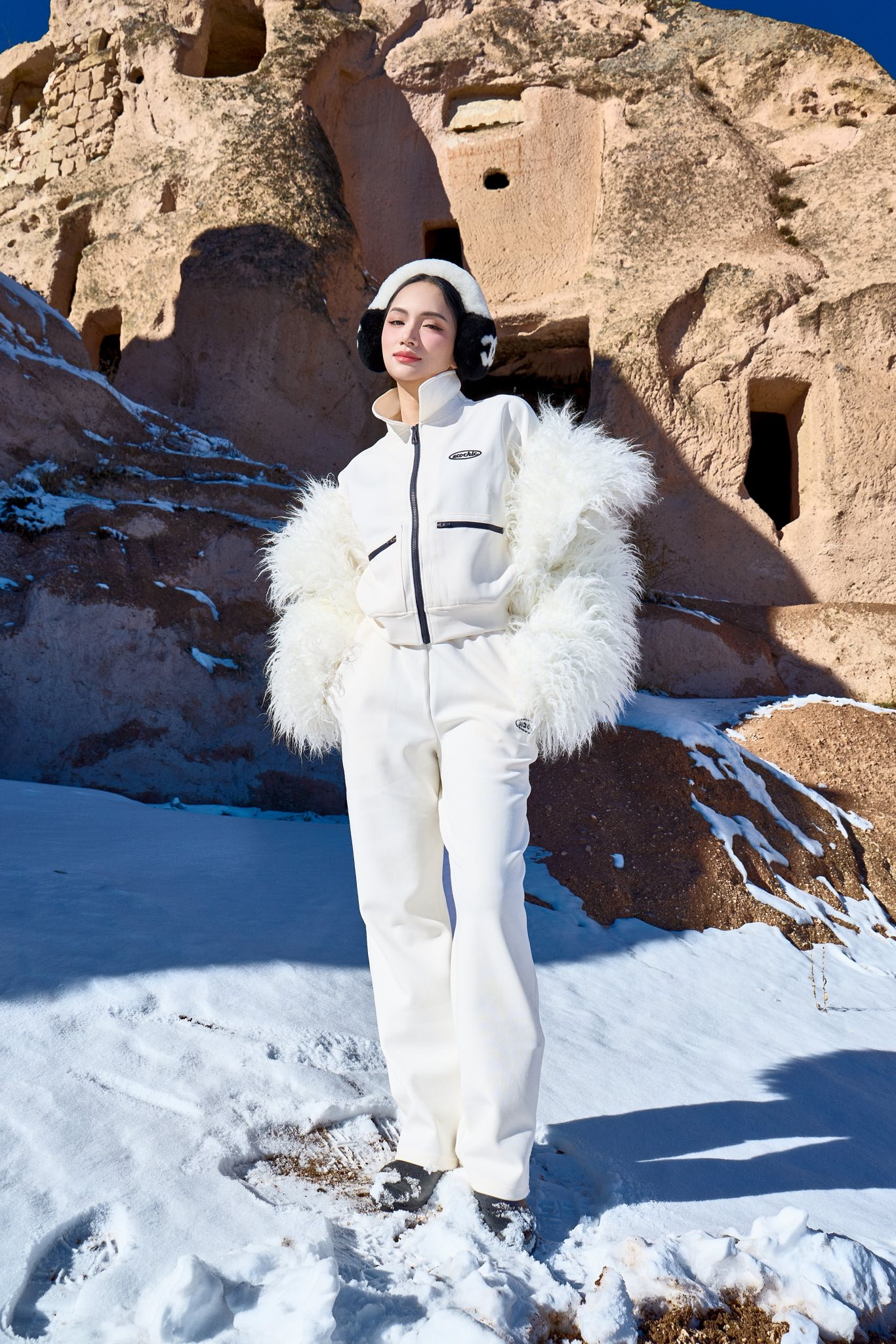 'Soi' thời trang của sao Việt du lịch năm mới: Áo lông, áo phao là 'chân ái' - Ảnh 5.