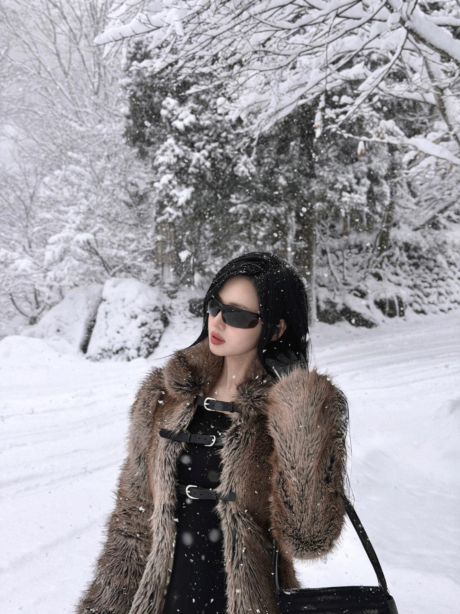 'Soi' thời trang của sao Việt du lịch năm mới: Áo lông, áo phao là 'chân ái' - Ảnh 1.