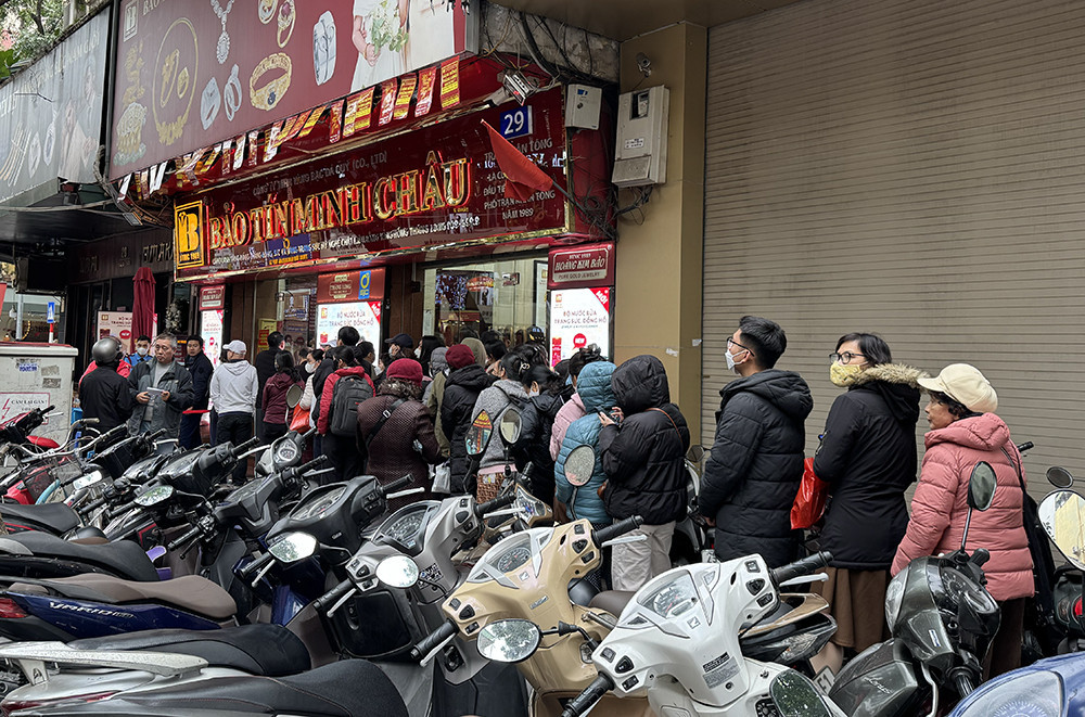 xep hang mua vang.jpg