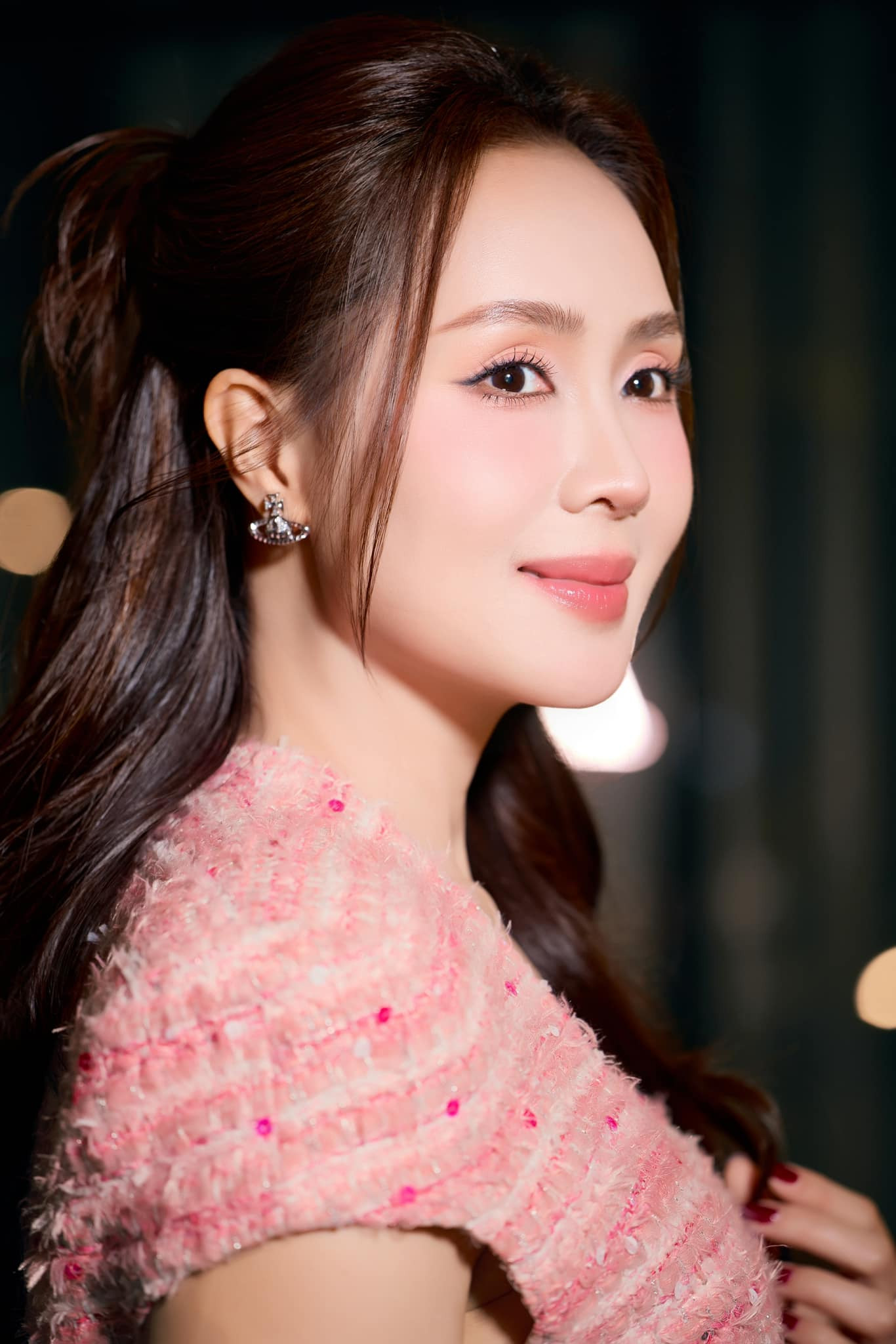 Bà Phó Viện trưởng Viện Kiểm sát Nhân dân tỉnh trong phim 'Lằn ranh' ở tuổi ngoài 40 có đời thực ra sao? - Ảnh 9.