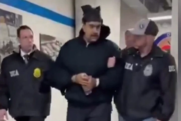 Tổng thống Venezuela Nicolas Maduro bị còng tay trên đất Mỹ. (Ảnh chụp màn hình)