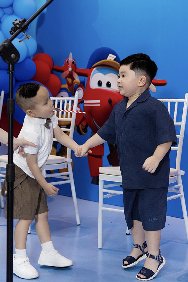 Con trai 4 tuổi đáng yêu của Chi Bảo - Lý Thùy Chang - Ảnh 3.