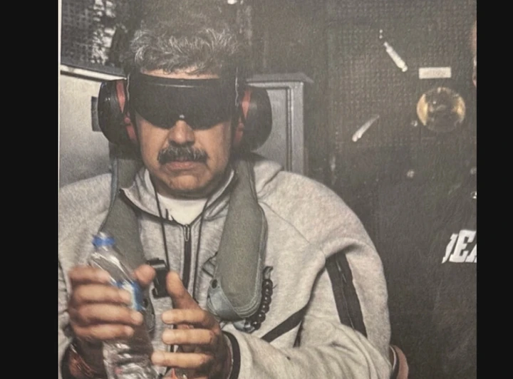 Hình ảnh ông Maduro bị bắt, áp giải trên tàu USS Iwo Jima.