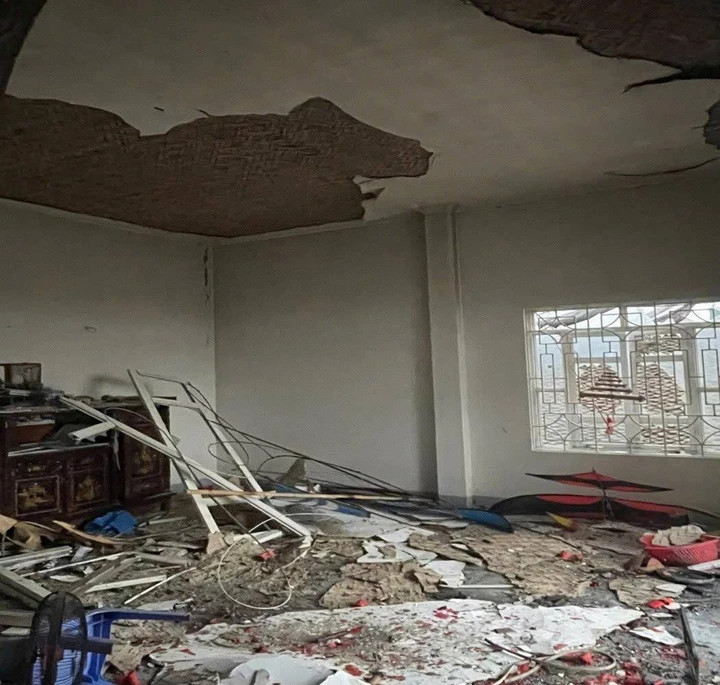 Vụ nổ hất tung nhiều đồ đạc, mảng tường lớn cũng bị bong tróc.