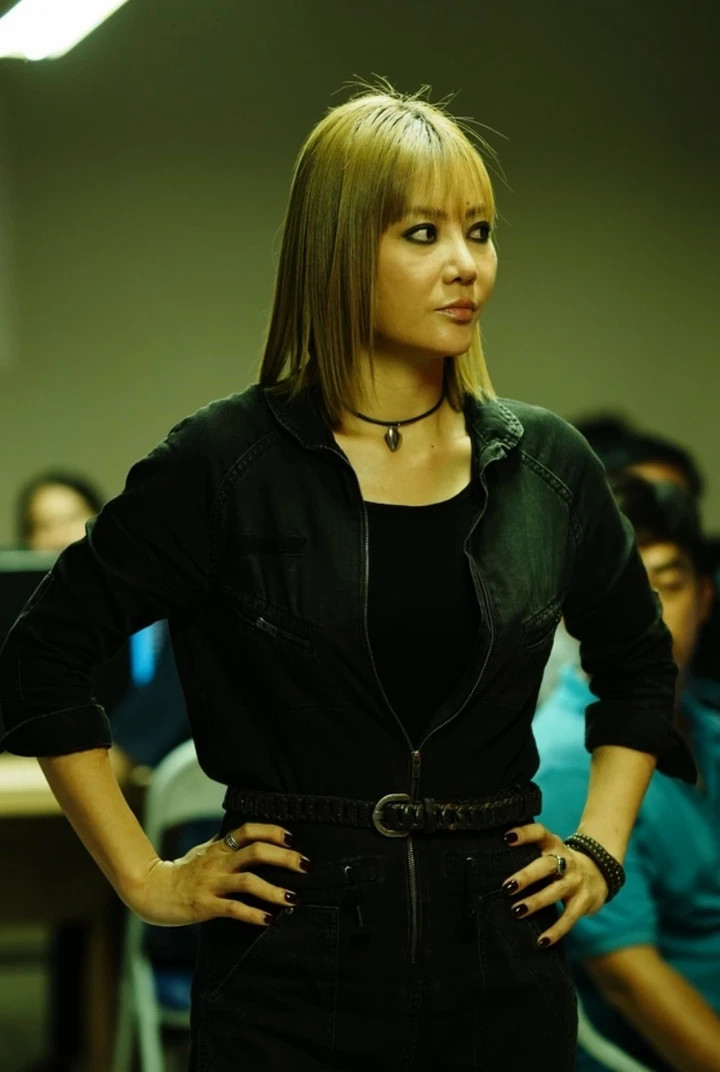 Trong phim, Thanh Hương đảm nhận vai nữ phản diện khét tiếng trong đường dây lừa đảo. Nhân vật không cần gào thét hay dùng bạo lực quá đà, mà đáng sợ ở sự điềm tĩnh, lạnh lùng và những quyết định được đưa ra với vẻ dửng dưng đến rợn người.