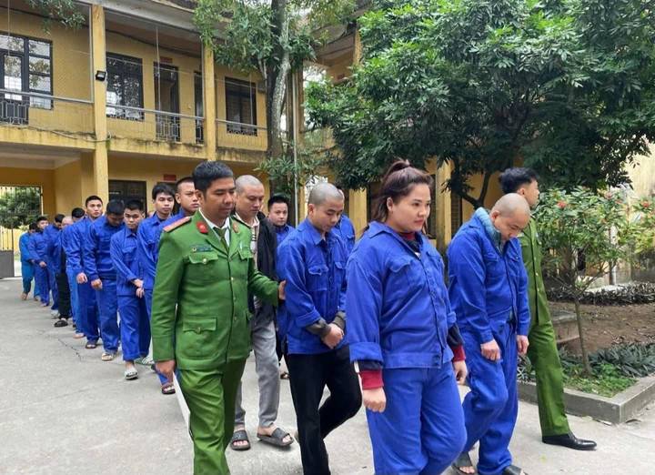 Ngoài đối tượng chủ mưu Nguyễn Chính Nghĩa, cơ quan điều tra đồng loạt bắt giữ 34 trường hợp khác trong đường dây lừa đảo, đánh bạc.