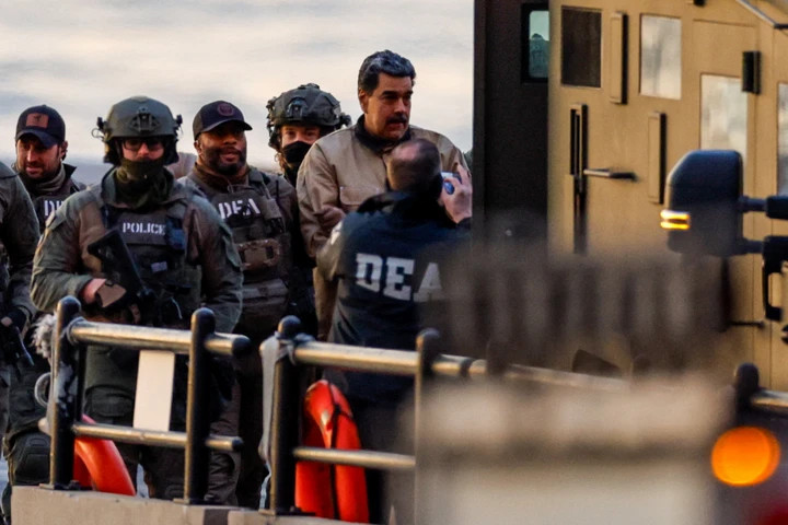 Ông Maduro trên đường được đưa đến tòa. (Ảnh: Reuters)