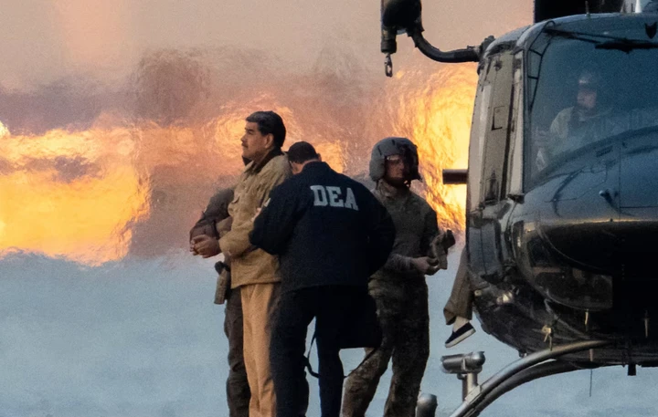 Ông Maduro trên đường được đưa đến tòa. (Ảnh: Reuters)