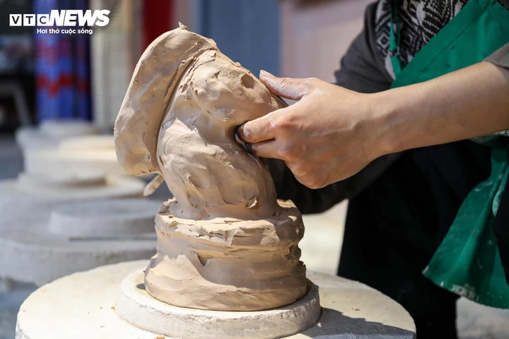 Sản phẩm tiếp tục được đưa vào lò nung trong 16 giờ, sau đó lưu nhiệt và hạ nhiệt trong 1,5–2 ngày ở mức trên 1.200°C. Đây là giai đoạn quyết định, giúp “hóa thân” đất và lửa, tạo nên sản phẩm gốm chắc, bền và an toàn cho người sử dụng.