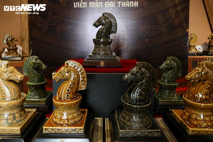 Nhân dịp Tết Bính Ngọ, nghệ nhân - nhà điêu khắc ánh sáng Bùi Văn Tự đã cho ra mắt bộ sản phẩm Thiên Mã “Viên mãn đại thành”, như là một cách giới thiệu linh vật của năm mới 2026.