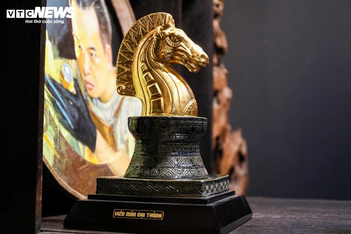 Tượng ngựa giá bạc triệu hút khách dịp Tết Bính Ngọ 2026 - 18