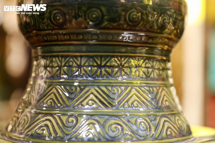 Phần đế tác phẩm được tạo hình khối vuông, nâng đỡ chiếc trống đồng tròn phía trên, tượng trưng “trời tròn, đất vuông”. Kết hợp với hình tượng ngựa sắt, tổng thể tác phẩm thể hiện sự hòa hợp giữa thiên - địa - nhân, từ đó lan tỏa thông điệp về sức mạnh đoàn kết, thịnh vượng, rất phù hợp cho sự khởi đầu của năm mới.