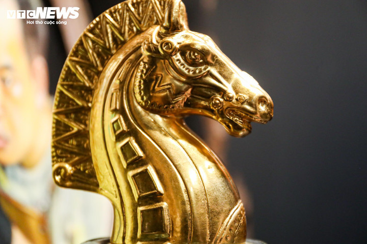 Tượng ngựa giá bạc triệu hút khách dịp Tết Bính Ngọ 2026 - 19