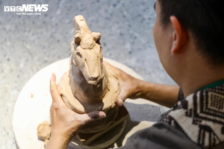 Sau đó, sản phẩm được nung ở khoảng 550°C nhằm loại bỏ tạp chất và tạo khung gốm bền chắc cho các công đoạn tiếp theo. Kết thúc sơ nung, từng chi tiết được thử bằng dầu hỏa để phát hiện các vết nứt nhỏ, bảo đảm độ liền mạch, vững chắc trước khi tráng men. Dòng men Hoàng Thổ được phối chế từ các nguyên liệu tự nhiên như đất hai bờ sông Hồng, tro chấu, đất sét xanh…tạo nên sắc men sâu, bóng, ấm.