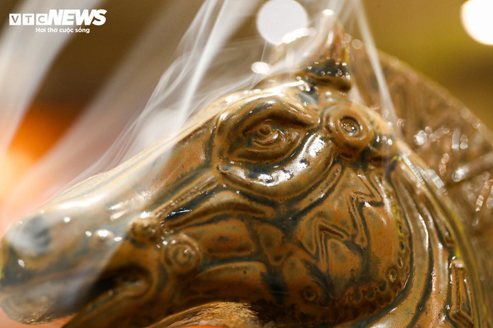 Nghệ nhân Bùi Văn Tự cho biết: “Năm nay, chúng tôi chỉ sản xuất 1.000 tượng linh vật ngựa. Đến thời điểm hiện tại, hơn 300 sản phẩm đã được khách hàng đặt mua, chứng tỏ sức hút của sản phẩm này nhân dịp năm mới”.