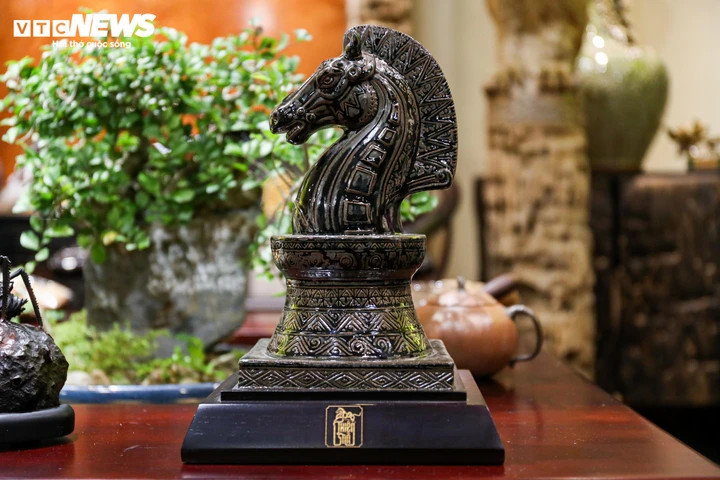 Theo nghệ nhân, công đoạn khó nhất để tạo nên tác phẩm hoàn chỉnh là phác thảo thiết kế nhằm tạo nên vóc dáng oai phong cho linh vật ngựa.