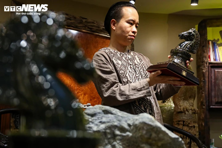 “Từ ngàn xưa, hình ảnh Thánh Gióng cưỡi ngựa sắt bay về trời đã khắc sâu trong tâm thức người Việt như biểu tượng của tinh thần quật khởi. Tác phẩm này nhằm gửi gắm thông điệp: Không gì có thể ngăn cản sức sáng tạo và khát vọng vươn lên của dân tộc Việt Nam”, ông bày tỏ.