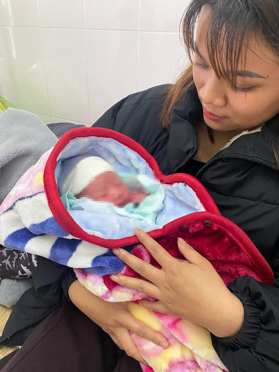 Bé gái mới sinh bị bỏ rơi trong tiết trời giá rét - Ảnh 2.