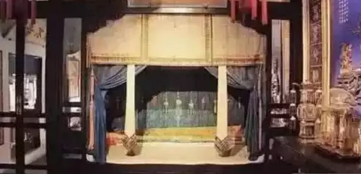 Phòng ngủ của hoàng đế nhà Thanh dài và hẹp.