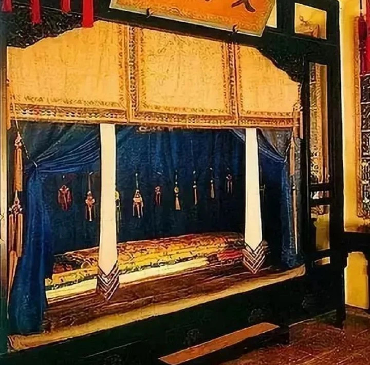 Giường ngủ của các hoàng đế nhà Thanh trong Tử Cấm Thành.