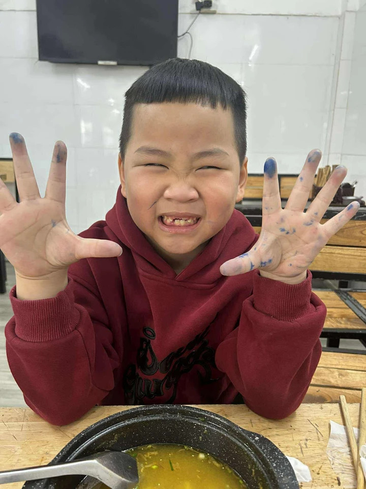 Lo con đi thi hay nhầm, mẹ viết 'phao' lên tay con khiến dân mạng thích thú - 4