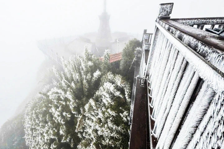 Lớp băng dày xuất hiện tại nóc nhà Đông Dương khi nhiệt độ giảm xuống -3°C. (Ảnh: Đ.X.)