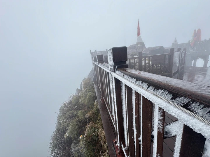 Nhiệt độ giảm xuống -3°C rạng sáng, băng giá phủ trắng đỉnh Fansipan - 10