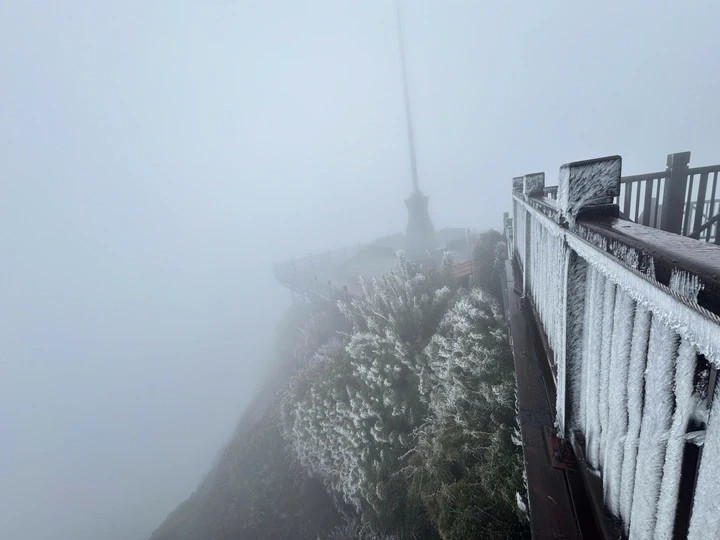 Nhiệt độ giảm xuống -3°C rạng sáng, băng giá phủ trắng đỉnh Fansipan - 9