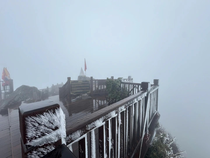 Nhiệt độ giảm xuống -3°C rạng sáng, băng giá phủ trắng đỉnh Fansipan - 8