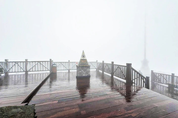 Khu vực đỉnh Fansipan xuất hiện băng giá sáng 7/1. (Ảnh: Đ.X.)