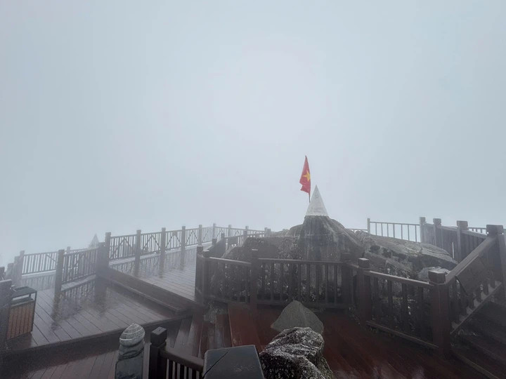 Nhiệt độ giảm xuống -3°C rạng sáng, băng giá phủ trắng đỉnh Fansipan - 11