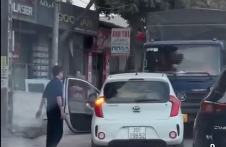 Tài xế đỗ xe ngang ngược khiến các xe khác di chuyển khó khăn. (Ảnh cắt từ clip)