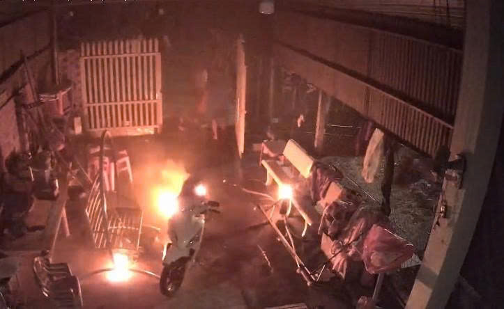 Tây Ninh: Nghi tưới xăng lên người phụ nữ rồi phóng hỏa khiến 2 người nguy kịch - Ảnh 1.