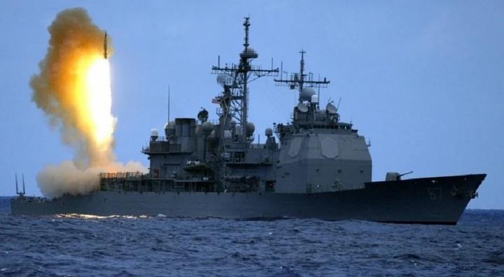 Tàu tuần dương lớp Ticonderoga phóng tên lửa SM-3. Ảnh Military Watch