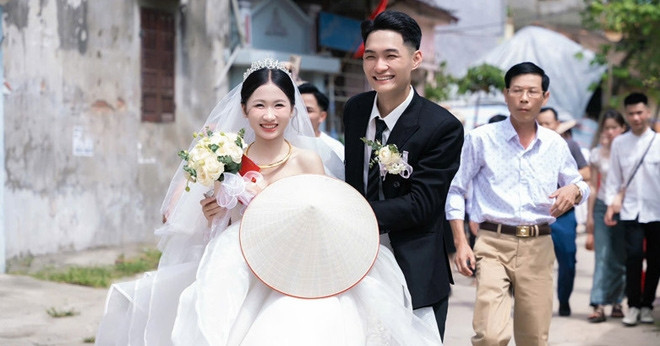 Chú rể Quảng Ninh đến Đà Nẵng rước dâu bằng máy bay gây sốt插图3