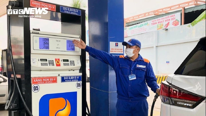 Gía xăng tiếp tục được điều chỉnh giảm từ chiều nay 8/1. (Ảnh: Minh Đức)