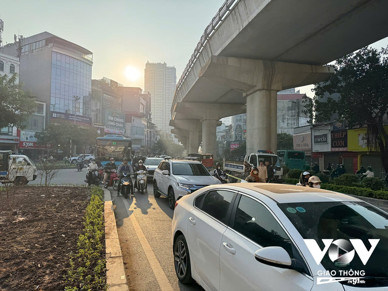 Giao thông qua khu vực hướng Xuân Thủy đông chậm