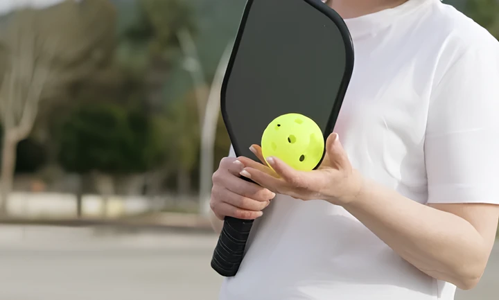 Mải mê chơi pickleball, vợ tôi bỏ bê công việc gia đình. (Ảnh: Pond)