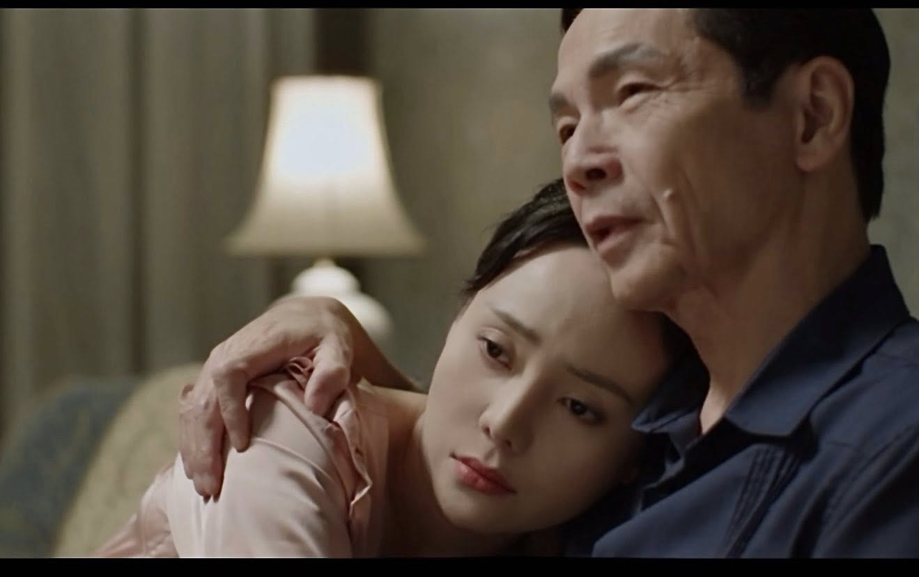 Người tình bí mật của NSND Trung Anh trong 'Lằn ranh' có sắc vóc đời thực ra sao? - Ảnh 3.